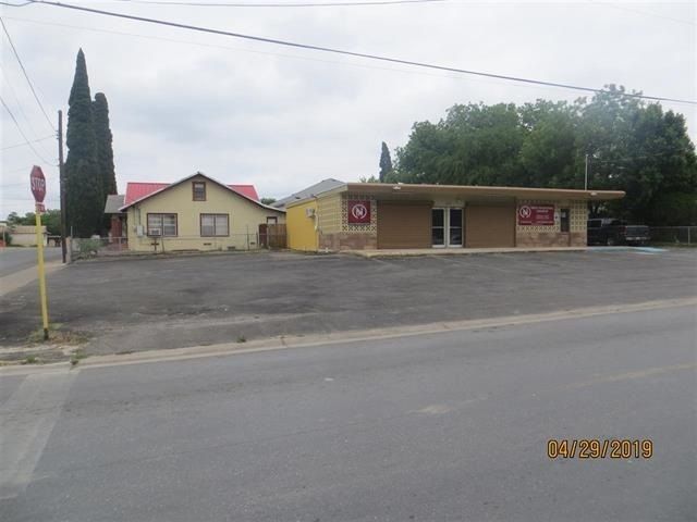 Commercial/Industrial Building: 300 W Garza St, Del Rio, TX 78840
